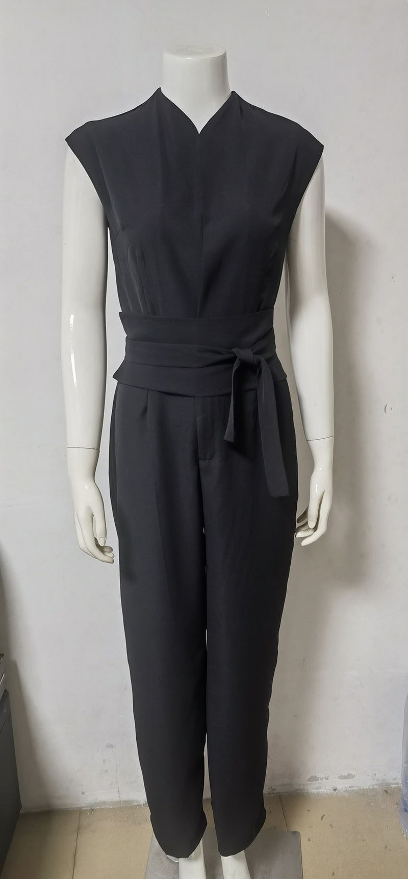 Jumpsuit mit Wickelgürtel und Bindegürtel | Playsuit mit weitem Bein und Stehkragen