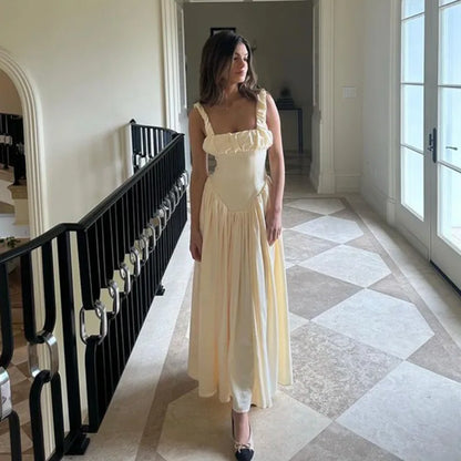 Robe noire idéale pour les dîners romantiques et les mariages en plein air