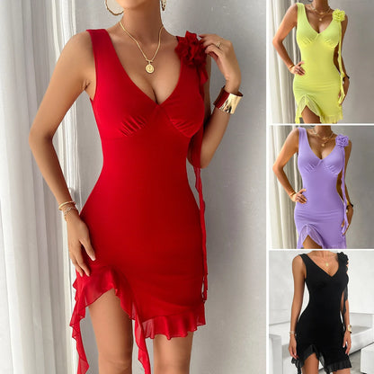 Robe moulante de style cocktail accentuée à volants