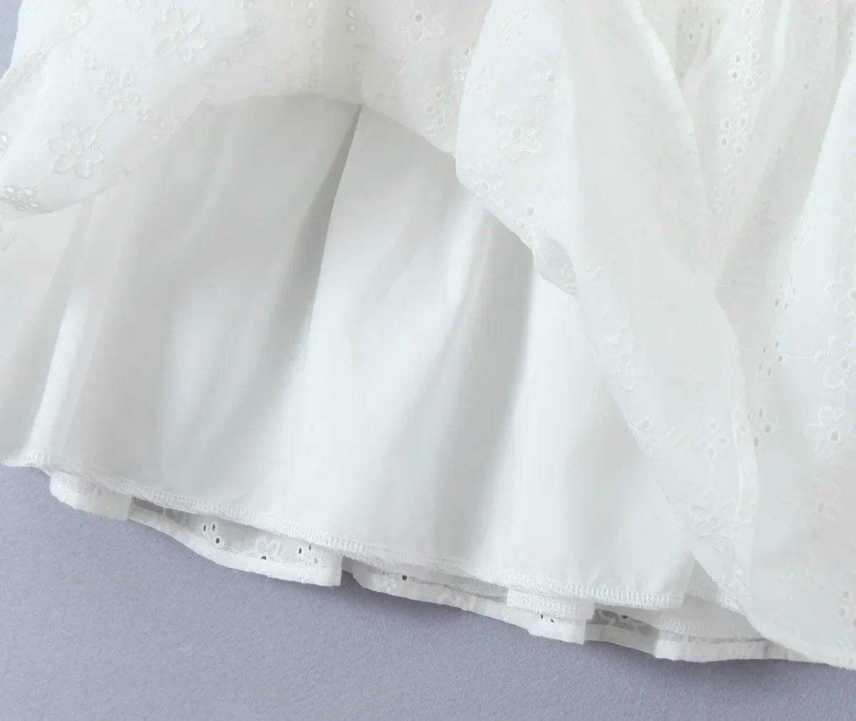 Robe romantique en dentelle à œillets floraux pour les mariages d'été