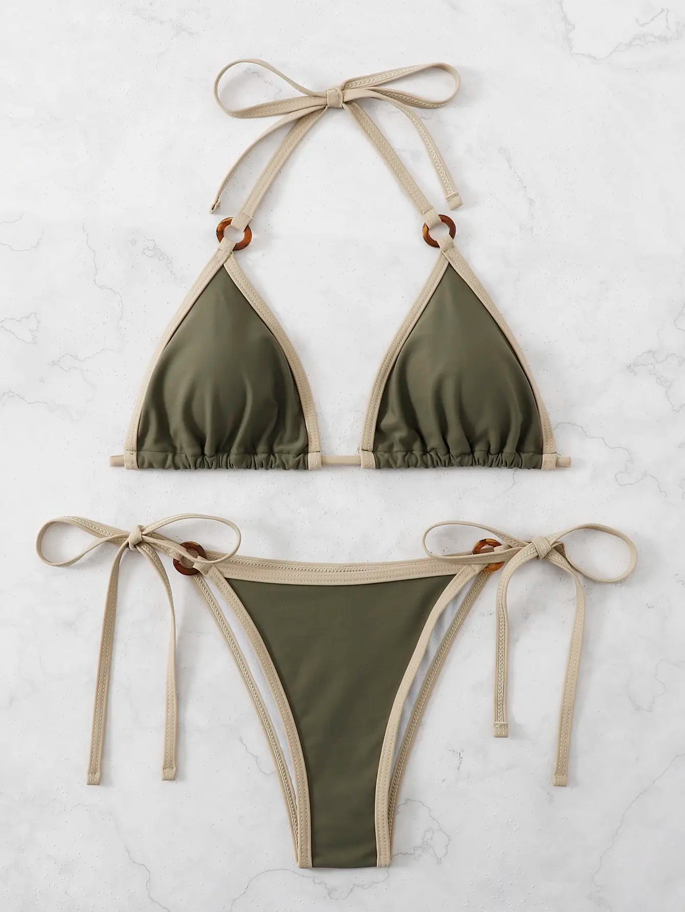 Bikini string chic, parfait pour les croisières au coucher du soleil