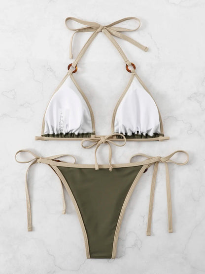 Bikini string chic, parfait pour les croisières au coucher du soleil