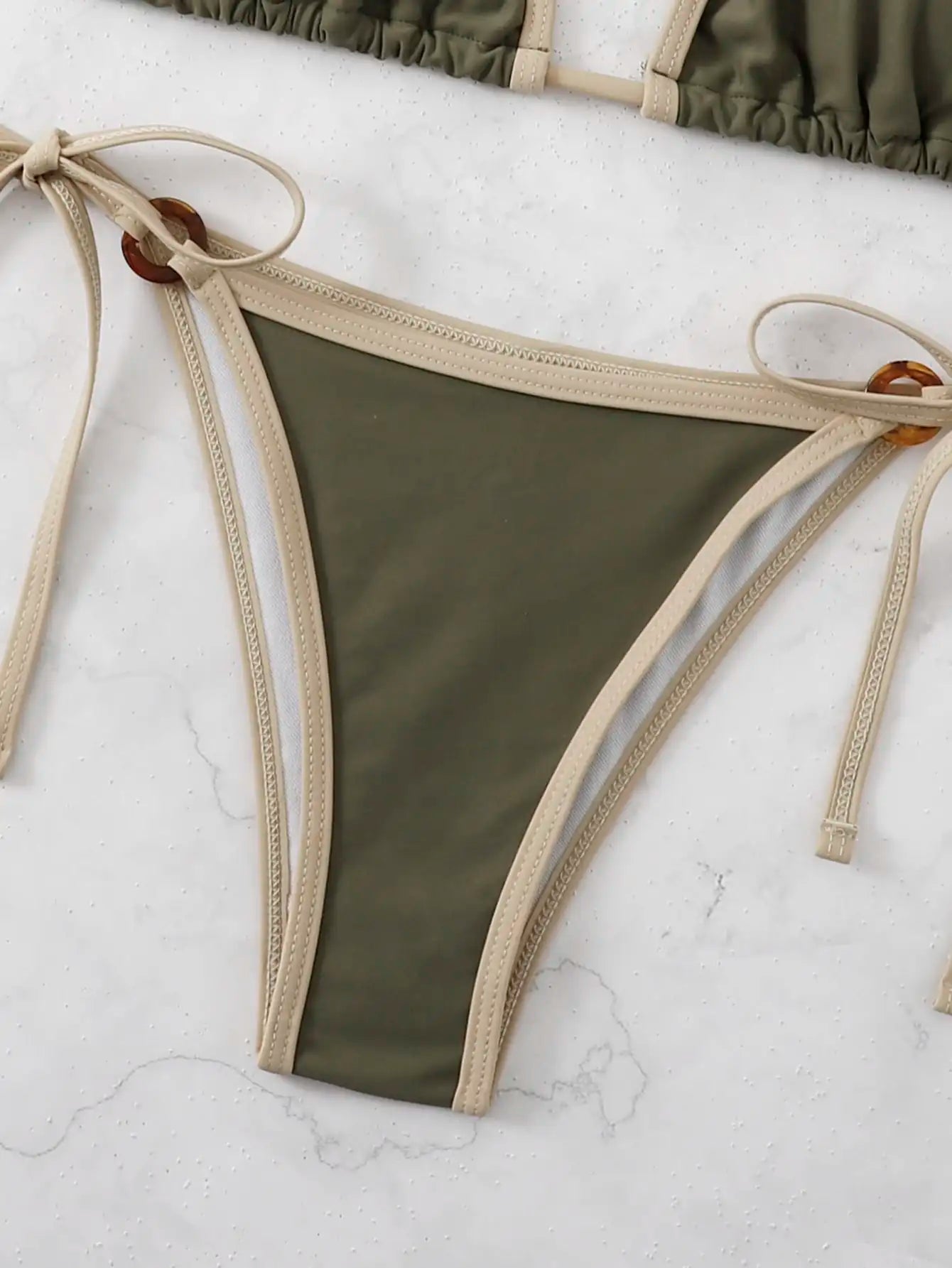 Bikini string chic, parfait pour les croisières au coucher du soleil