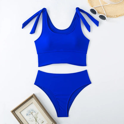 Tankini deux pièces bleu sportif pour le soleil, le sable et le surf