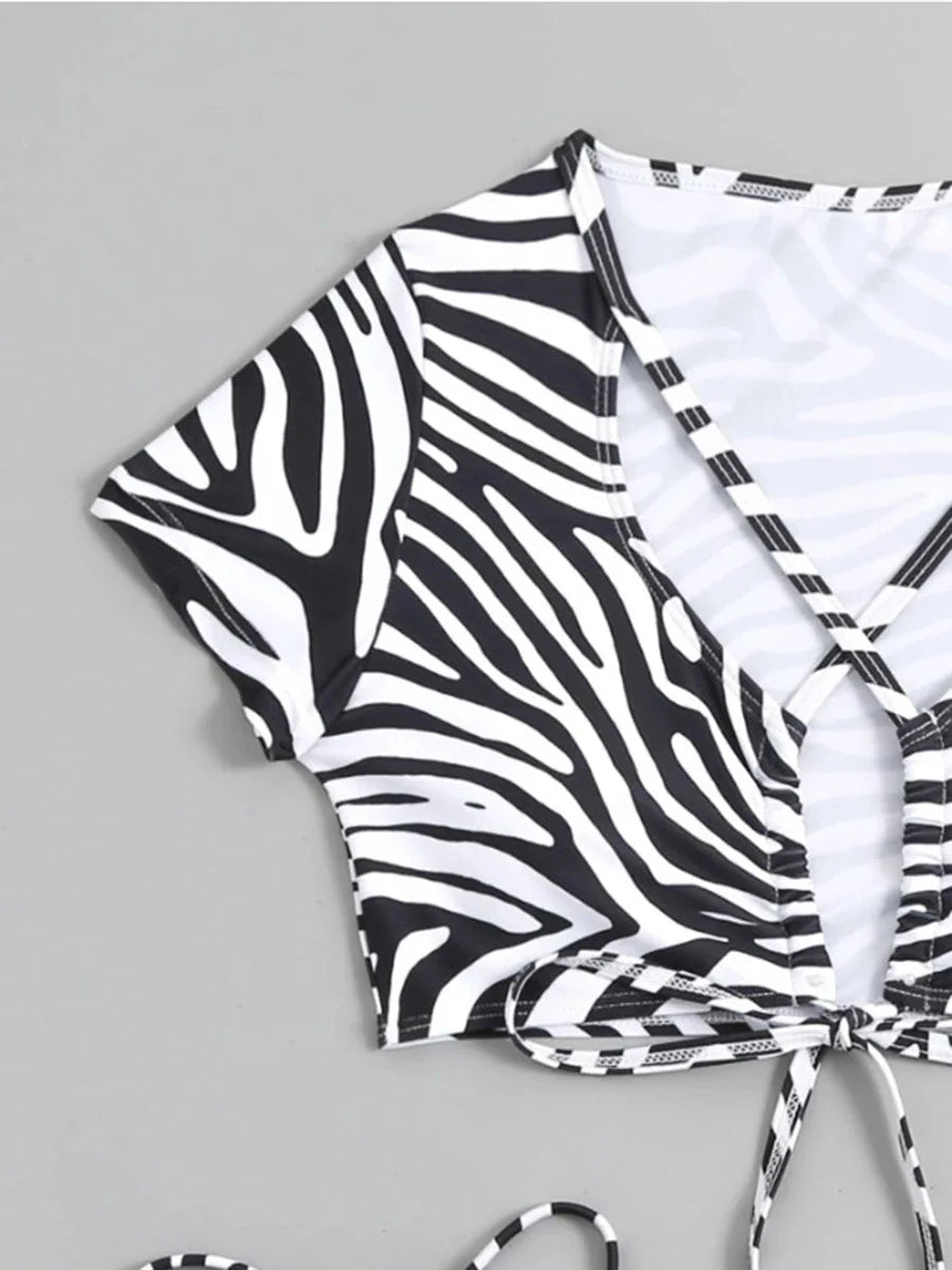 2-teilige Bademode mit Zebra-Print, Cut-Top und String-Bikini