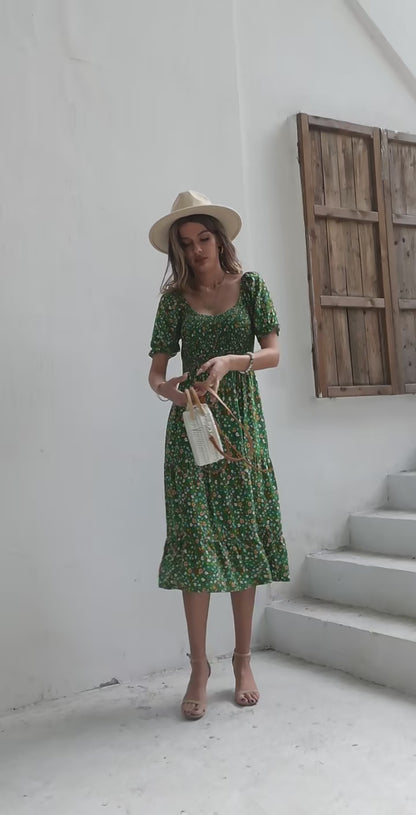 Robe mi-longue à petites fleurs, encolure dégagée, fente latérale et corsage froncé