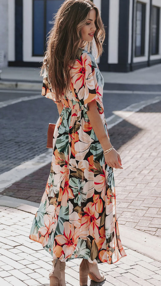 Robe longue fendue à fleurs et décolleté élégant pour les vacances