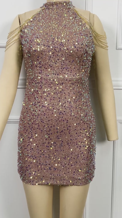 Mini-robe moulante élégante avec chaîne à paillettes et épaules dénudées